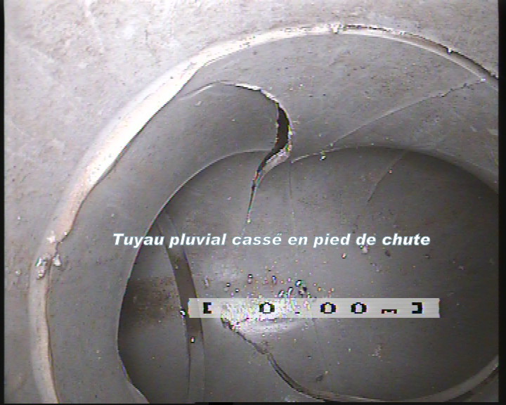 Tuyau pluvial cassé en pied-de chute